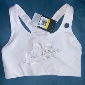 NWT Women’s Nike sports Bra Size small Brand new